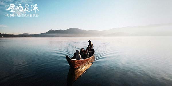 女孩们乘船穿越湖面.jpg
